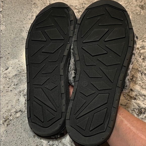 NWOB Stars Above Gray and Black Faux Fur Slippers - Picture 5 of 6